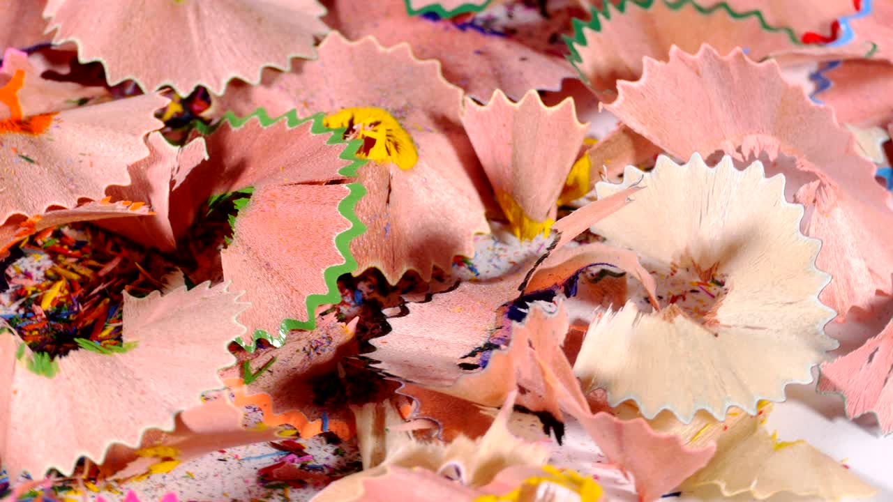 다채로운 연필 잔해