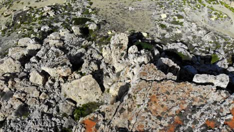 Spektakuläres-Luftdrohnenvideo-Aus-Malta,-Mellieha,-Selmun-Umgebung,-Das-über-Das-Land-Durch-Die-Wunderschöne-Küste-Und-Das-Meer-Fliegt