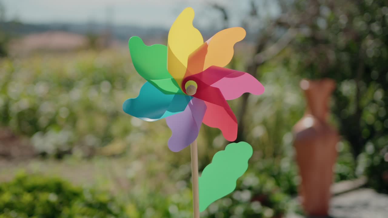 밝은 색의 바람 스피너 장난감은 바람에 회전, 빛 정원에 설정