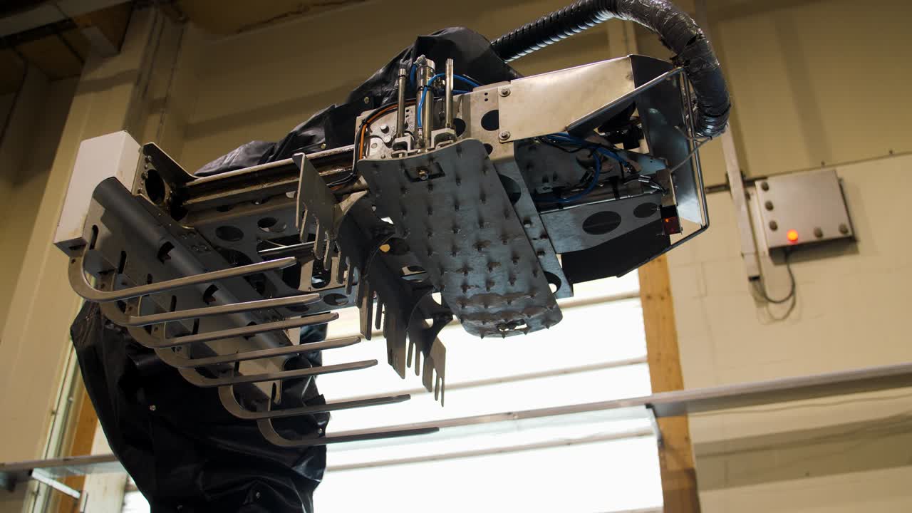 máquina de brazo de metal dentro de una fábrica