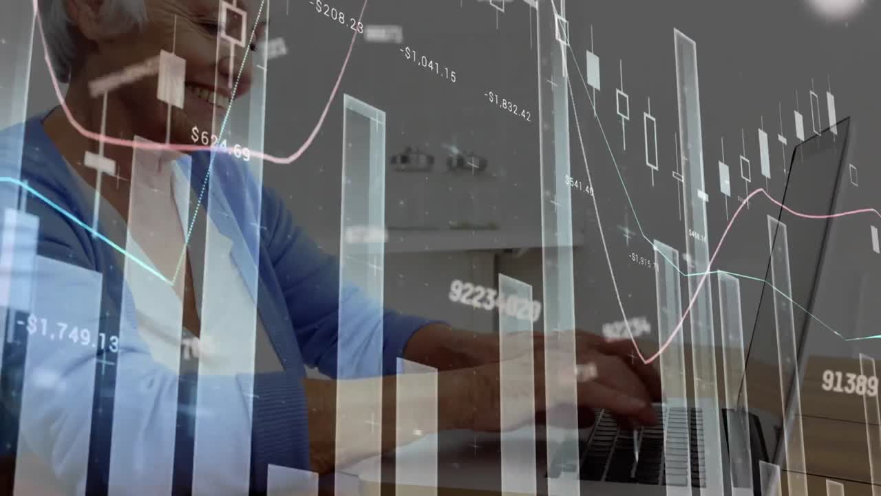 una mujer madura está trabajando en una computadora portátil en casa, representando conceptos comerciales y financieros globales.