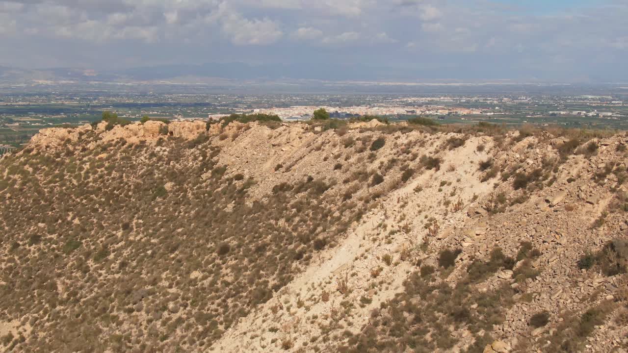drone volando sobre la ladera seca del desierto para revelar los verdes campos agrícolas del campo español