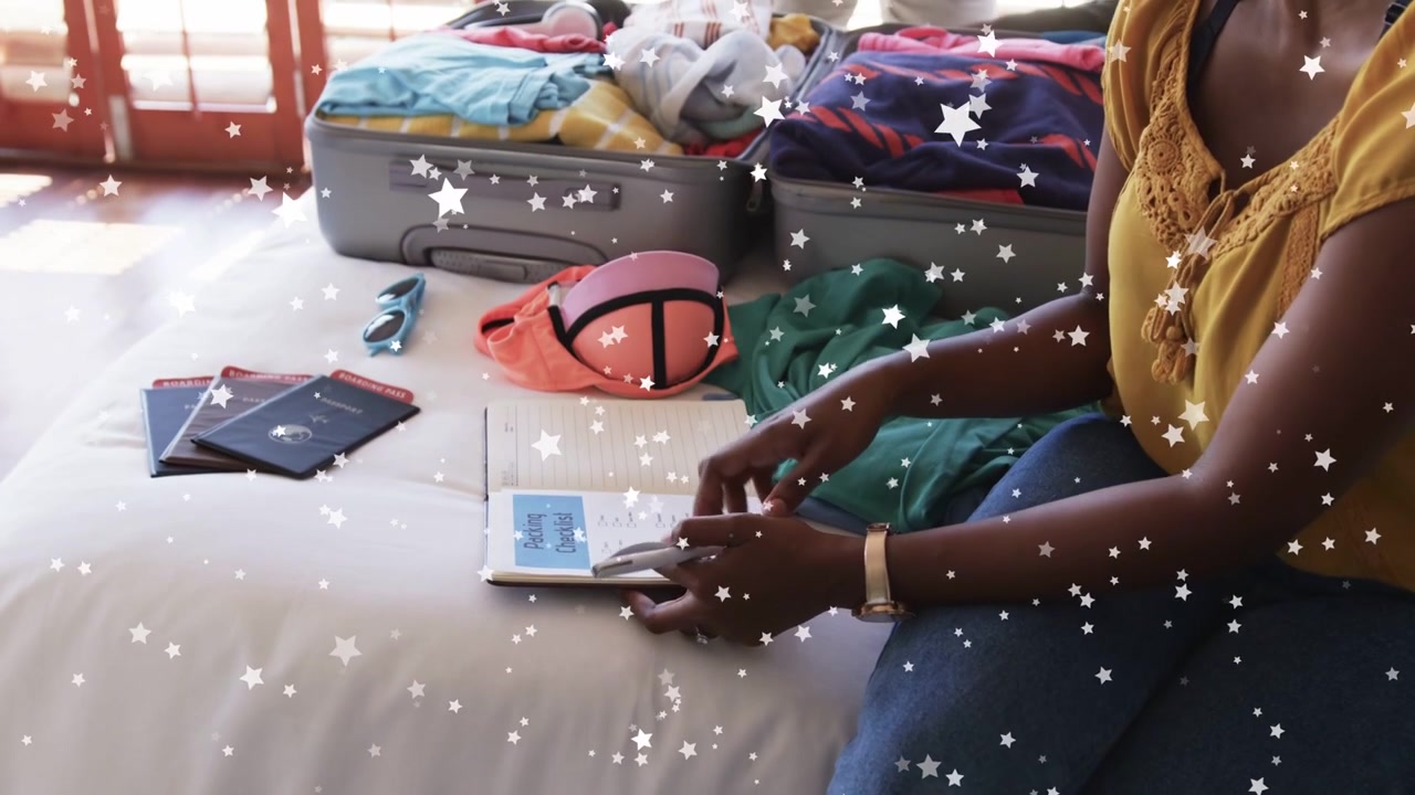 Femme assise sur un lit, posant la main sur un livret, prenant un stylo, écrivant, emballant avec une superposition d'étoiles.