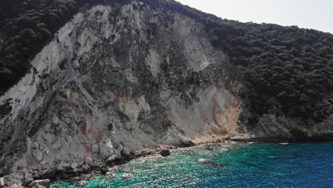 playa de myrtos, montañas y mar en kefalonia, grecia - toma aérea de drones