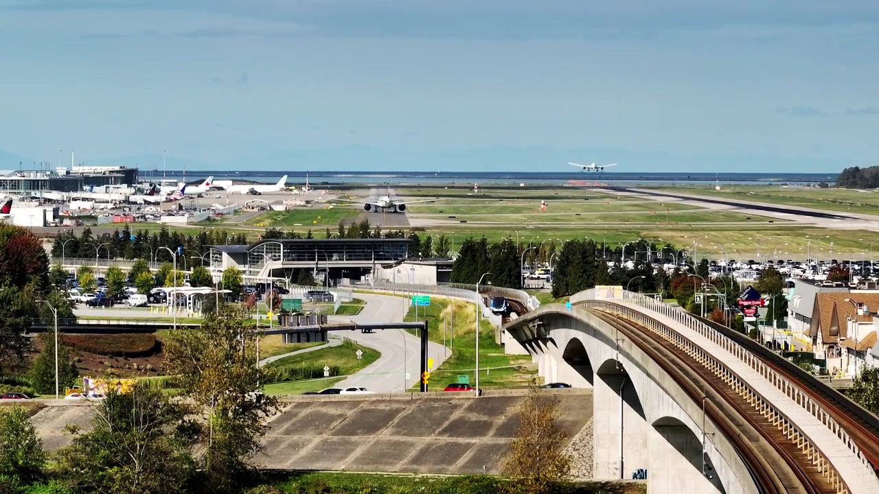 Aeropuerto Internacional de Vancouver en Sea Island desde el Puente Middle Arm en Richmond, BC, Canadá. - toma aérea
