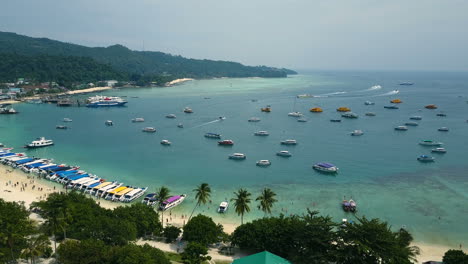 Luftaufnahmen-Vom-Strandufer-Und-Vielen-Segelbooten-In-Krabi