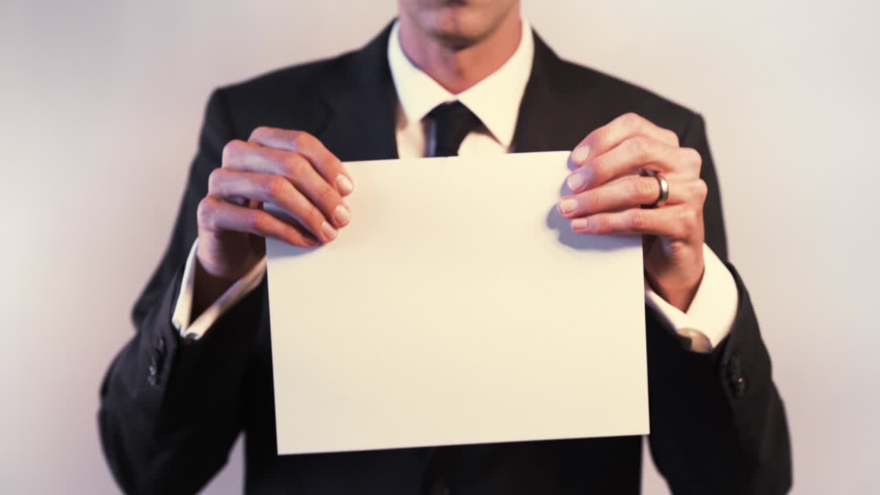 사업가의 손이 서류 계약을 어