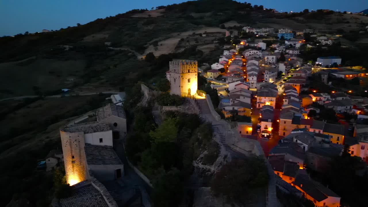 Castello roccioso medievale dall'alto, Italia