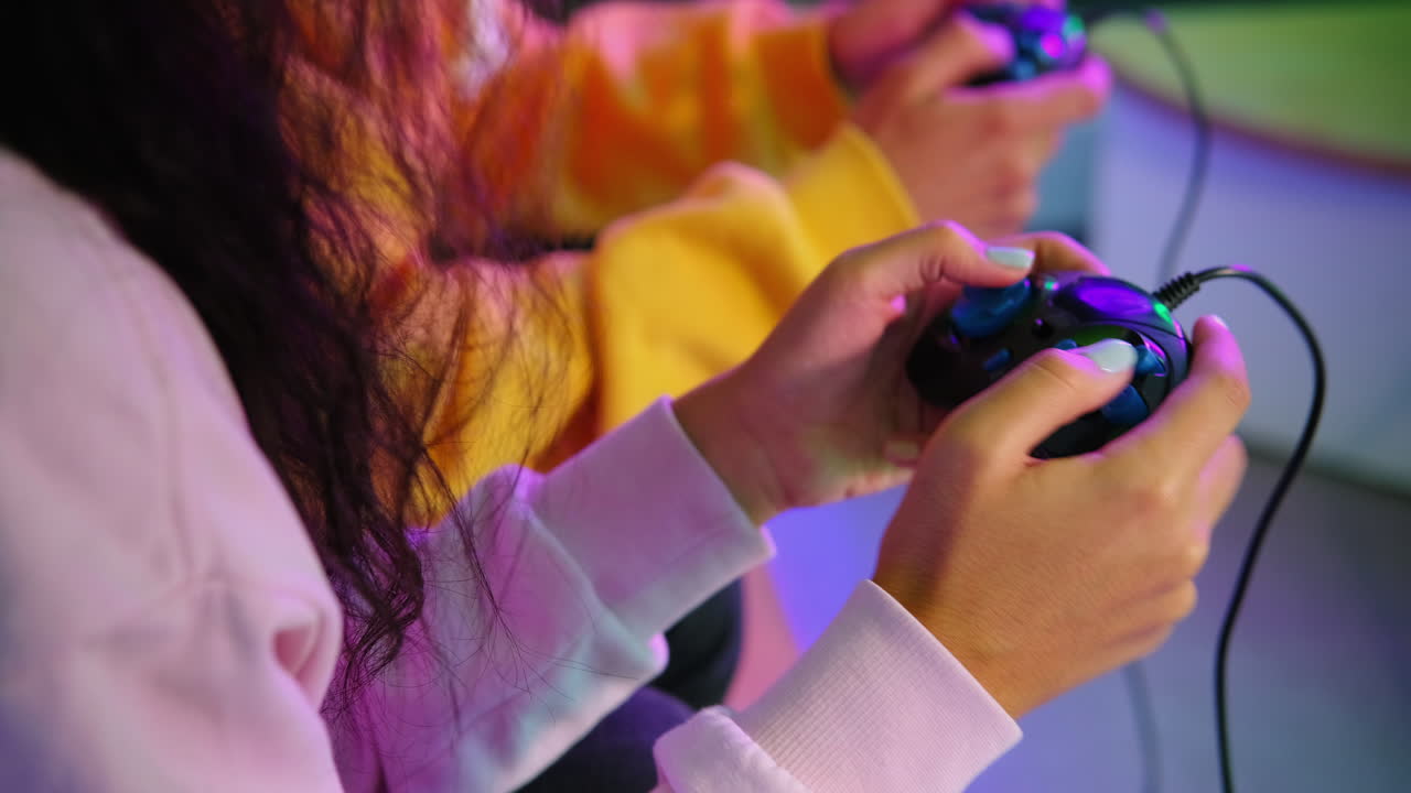 adolescenti che giocano