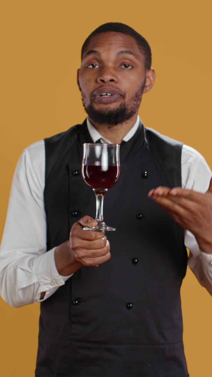 Professioneller Sommelier, der Rotwein präsentiert