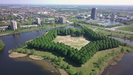 Imágenes-Aéreas-Del-Parque-De-La-Ciudad-Con-Forma-De-Estrella-En-Europa-Holanda-En-4k