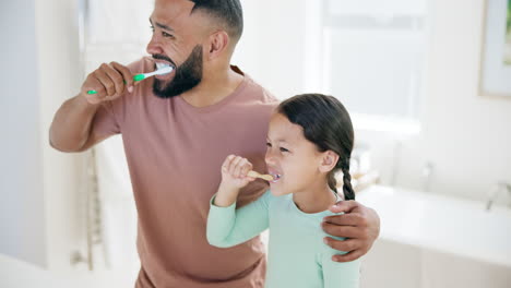 padre feliz, niño y cepillándose los dientes en el baño