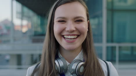 retrato de una mujer de negocios joven y segura de sí misma con auriculares riendo de cerca
