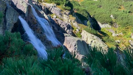 Vista-De-Una-Hermosa-Cascada-Y-La-Naturaleza-Verde-Que-La-Rodea-En-Una-Toma-Panorámica