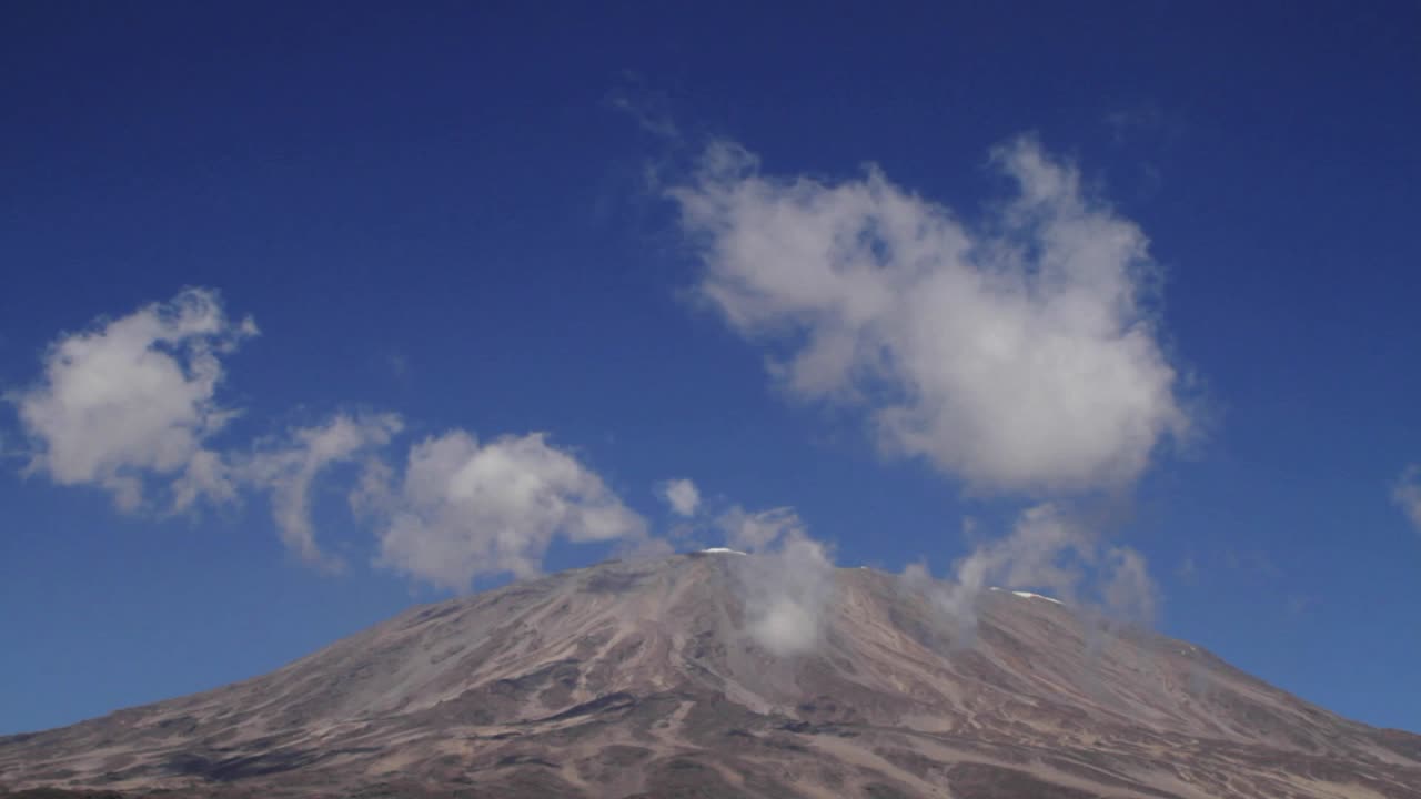 toma estática del kilimanjaro con nubes en movimiento