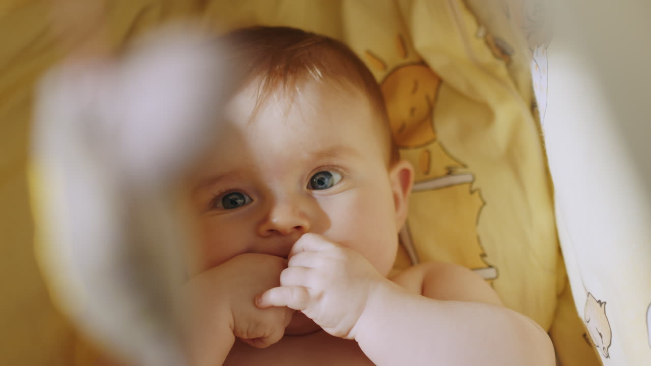 침대에 누워 있는 아기