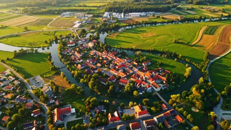 Impresionantes-Imágenes-Aéreas-De-Drones-De-4k-De-Kostanjevica-Na-Krki-En-La-Luz-Dorada-Del-Atardecer