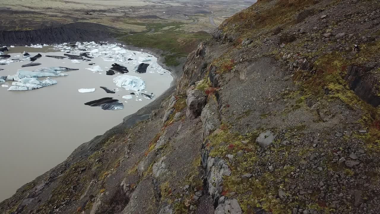 svinafellsjokull 빙하, 아이슬란드에서 빙산과 호수 위에 화산 언덕