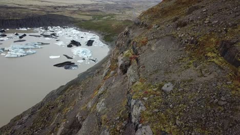 Colina-Volcánica-Sobre-El-Lago-Con-Icebergs-Del-Glaciar-Svinafellsjokull,-Islandia