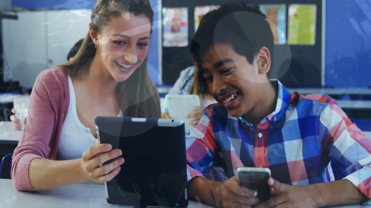 animación del procesamiento de datos sobre niñas y niños diversos que usan tableta digital juntos en la escuela.