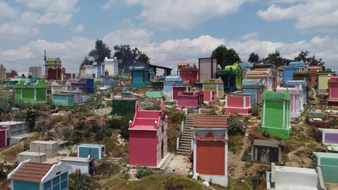 과테말라 묘지에 밝은 색으로 칠해진 가족 묘지 무덤