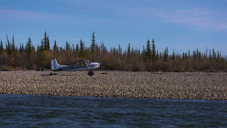 Buschflugzeug-Fliegt-In-Alaska
