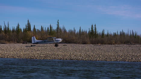 avioneta volando en alaska