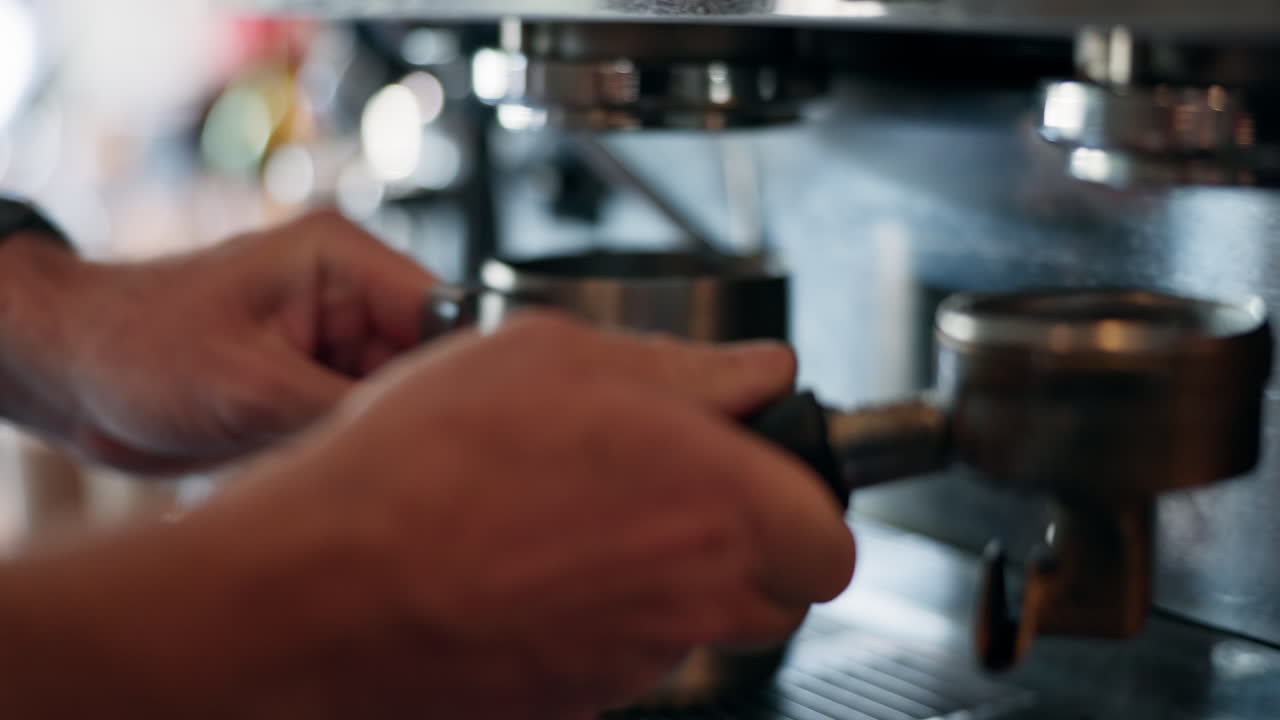 el barista haciendo un espresso.