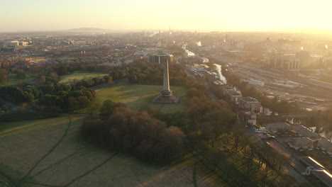 Vista-Aérea,-El-Monumento-De-Wellington,-O-Más-Correctamente-El-Testimonio-De-Wellington,-Es-Un-Obelisco-Ubicado-En-El-Parque-Phoenix,-Dublín,-Irlanda