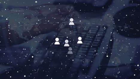 animación de iconos con puntos y procesamiento de datos sobre las manos escribiendo en el teclado.