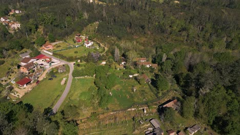 Vista-Aérea-Panorámica-De-Una-Aldea-En-El-Campo-En-Salvaterra-En-Verona,-Italia