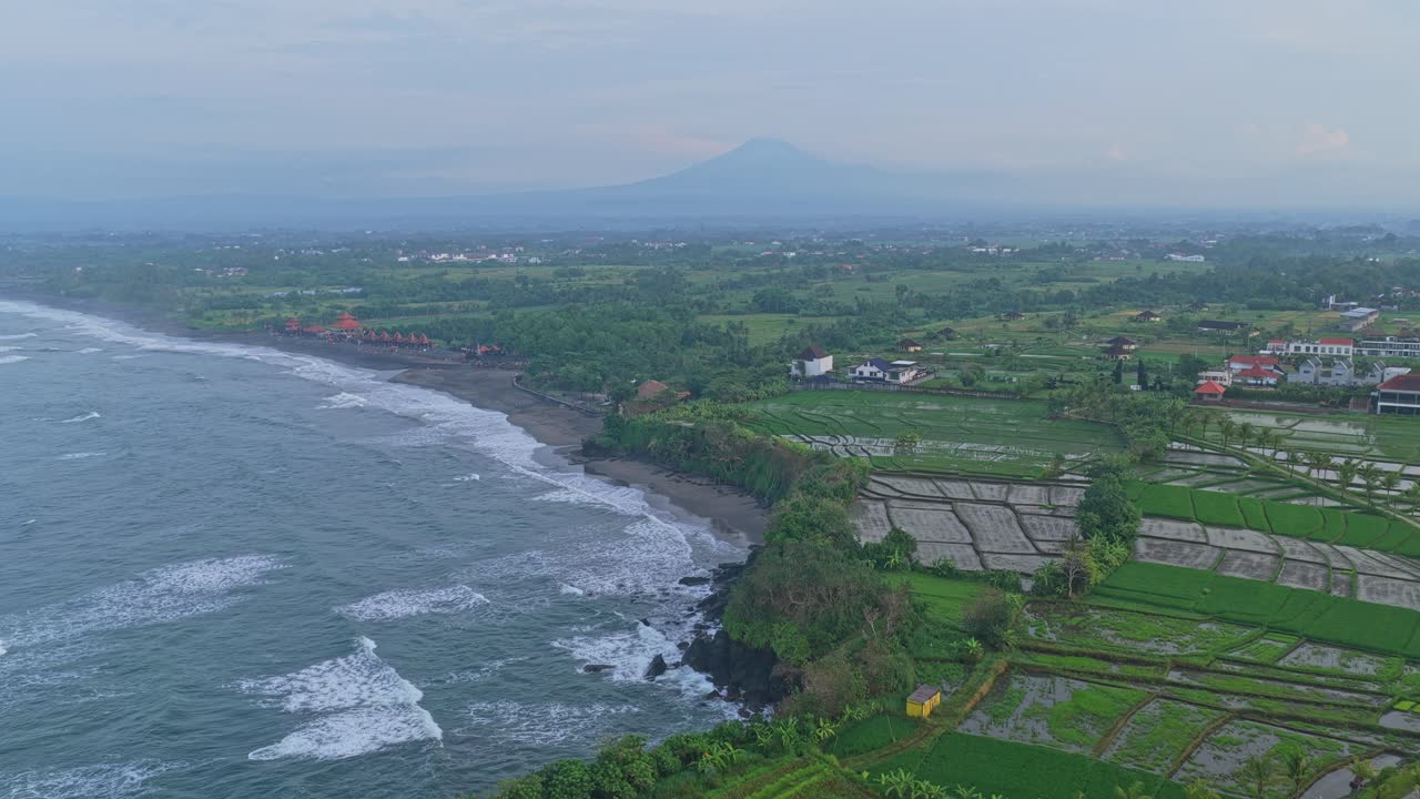 Veduta aerea della costa di Bali con la spiaggia di Kedungu e risaie