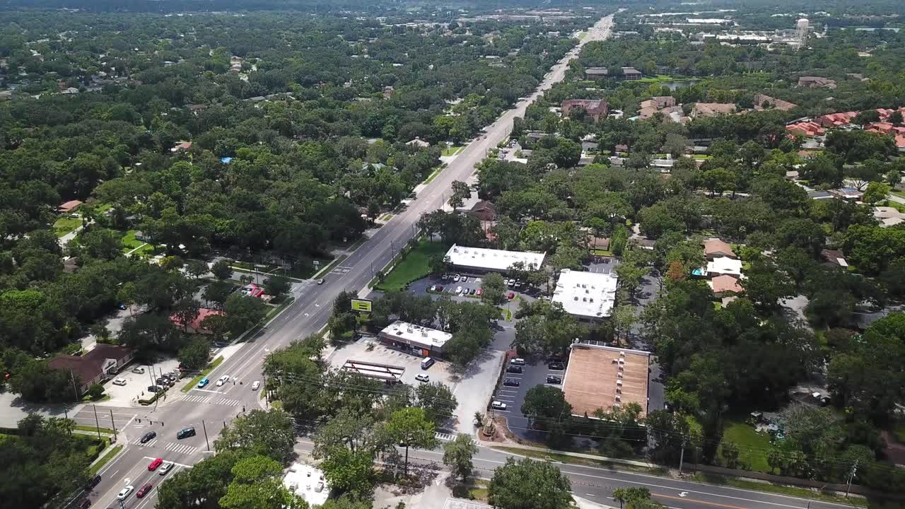 Vista aerea in avanti che rivela la strada principale della città di Orlando, Florida