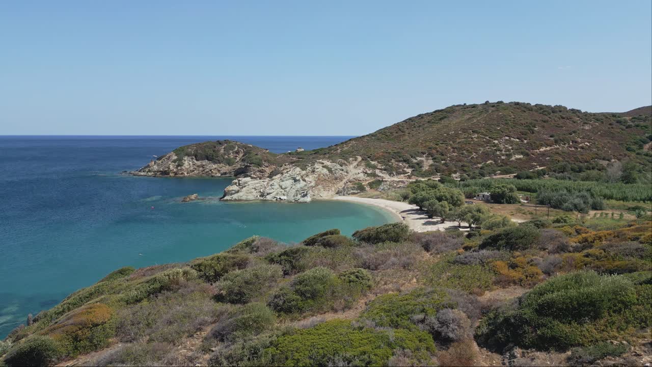 revelando la playa de stomio en el pueblo de agioi apostoloi en evia