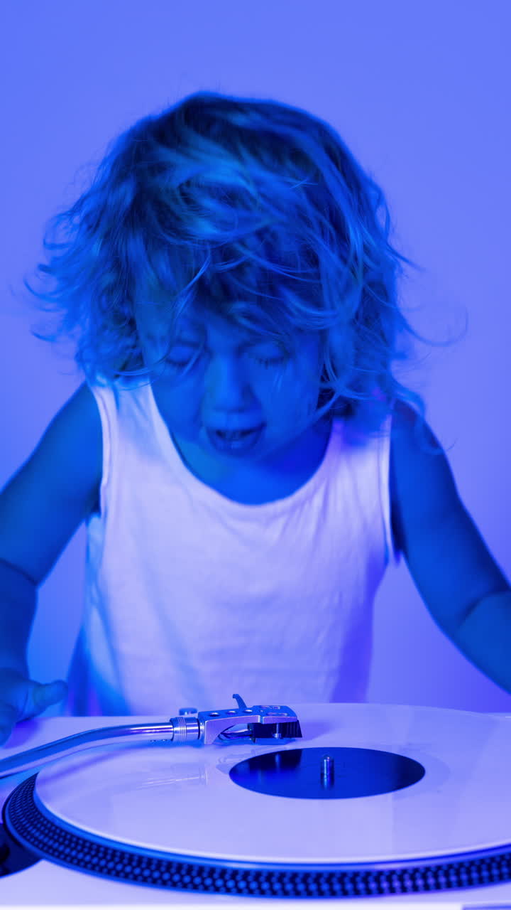 una chica pequeña y linda de dj con auriculares