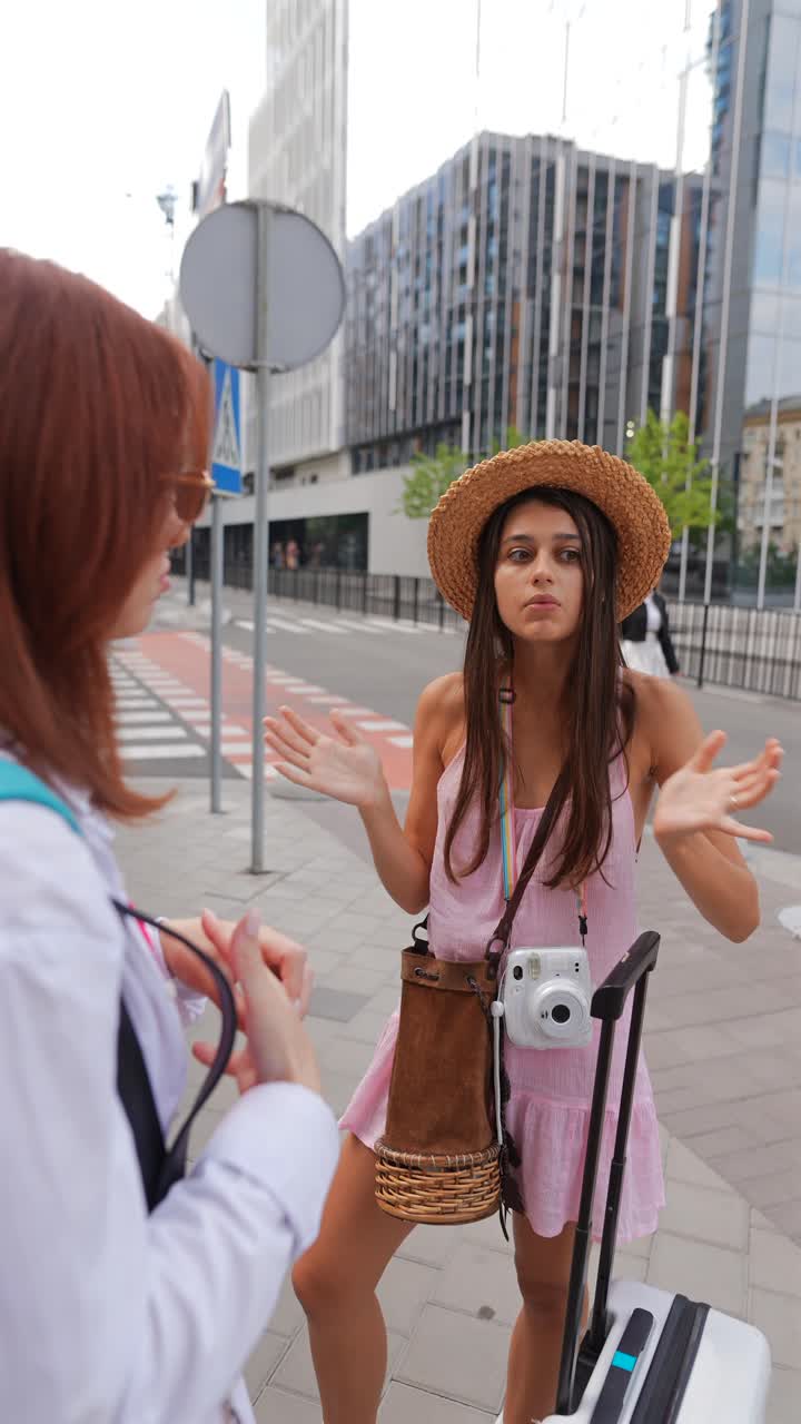 dos mujeres discutiendo en la calle.