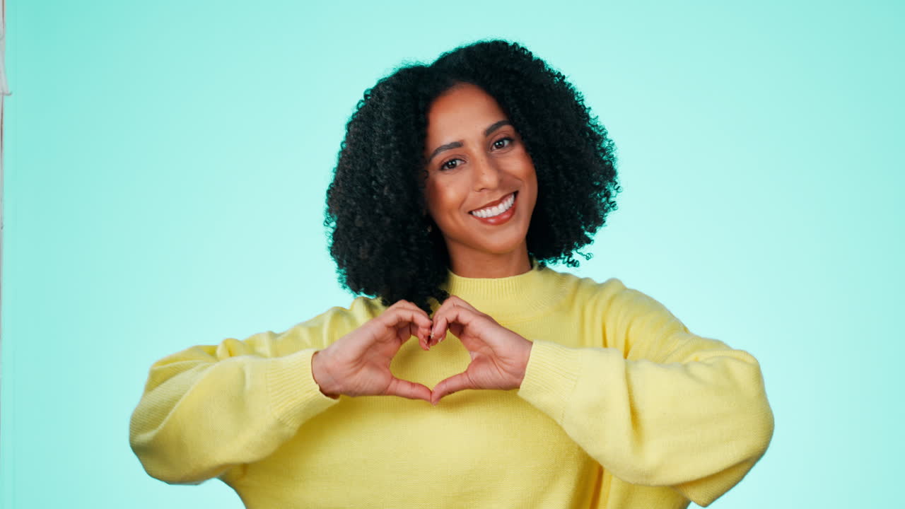 Cuore, mani e ritratto di donna di colore