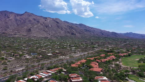 Luftaufnahme-Von-Gemeinschaftsgebäuden-Von-Catalina-vorbergen-In-Tucson,-Pima-County,-Arizona,-Vereinigte-Staaten