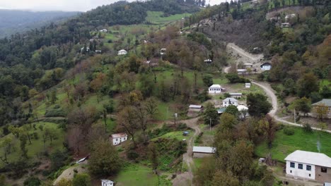 sobrevuelo aéreo: pequeño pueblo en las montañas talysh de la zona rural de azerbaiyán