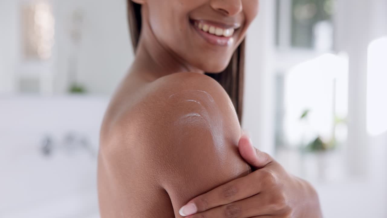 Belleza, mujer y manos con crema en el cuerpo