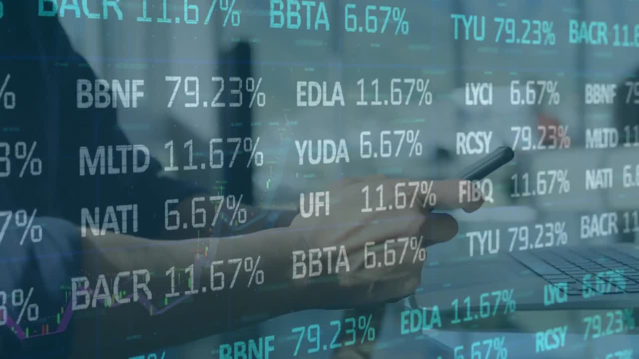 animazione dell'elaborazione dei dati finanziari su un uomo d'affari che utilizza uno smartphone in ufficio