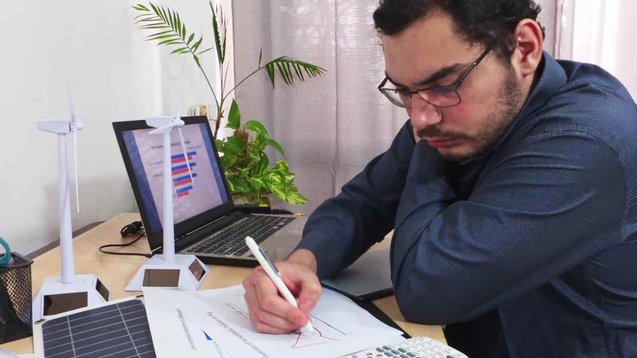 Ingeniero estresado sintiendo la presión de la fecha de entrega de un proyecto