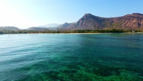 Antena-Baja-Sobre-Los-Arrecifes-De-Coral-De-La-Playa-De-Jelenga