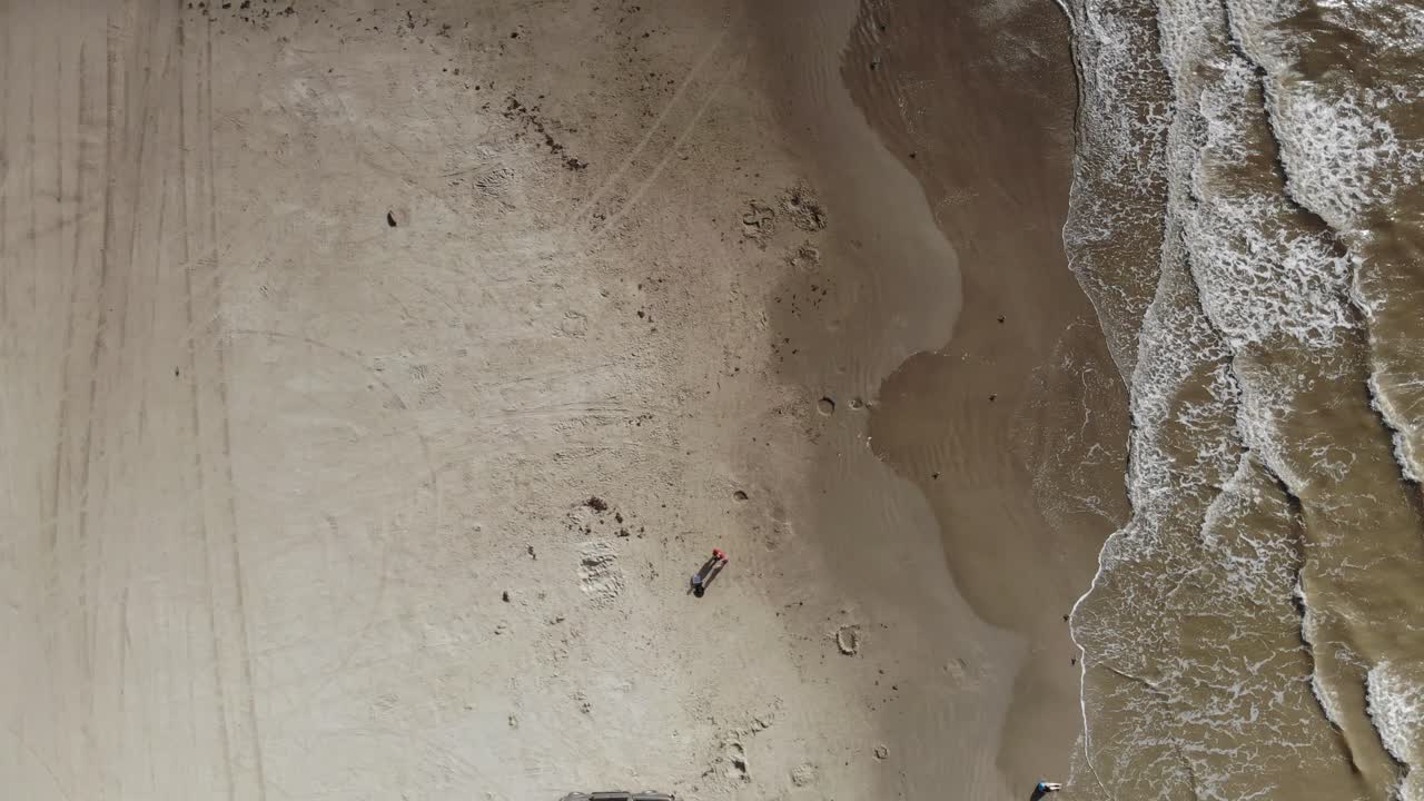 드론 조작자 위로 높이 날아간 다음 시계 방향으로 회전하여 1회전 상승하여 그림자가 보이는 상태에서 30피트 위로 끝납니다.