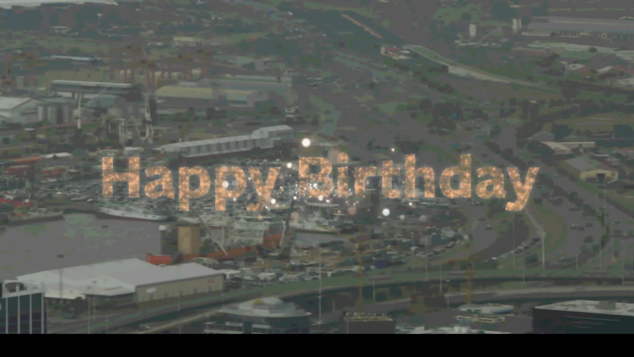 도시 풍경의 공중 전망에 대해 폭발하는 불꽃놀이에 대한 생일 축하 문자