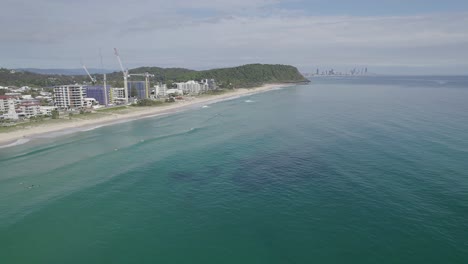 obras de construcción junto a la playa tallebudgera cerca del parque nacional burleigh head en gold coast, queensland