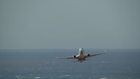 Avión-De-Pasajeros-Está-Ganando-Altitud