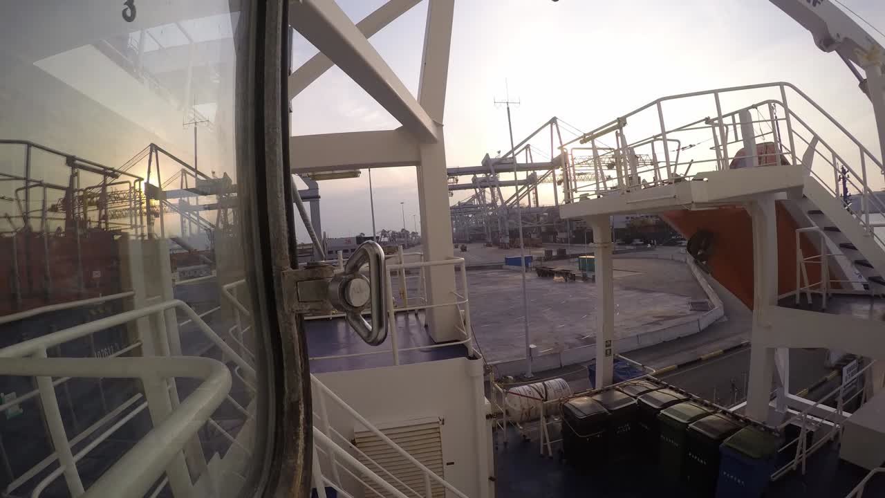 선박에서 본 일몰 동안 컨테이너 터미널