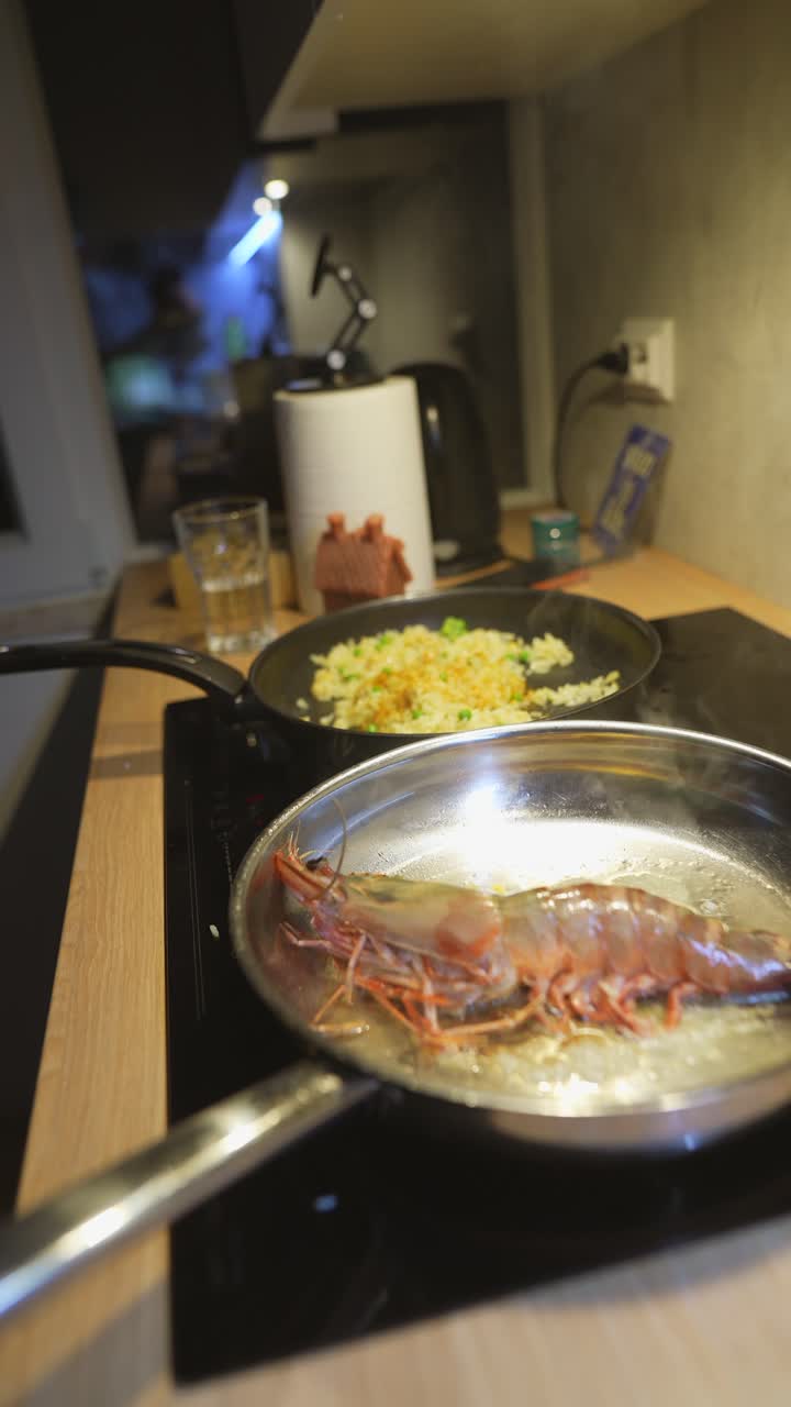 Cozinhando Camarão e Arroz Frito em Panelas em uma Bancada de Cozinha