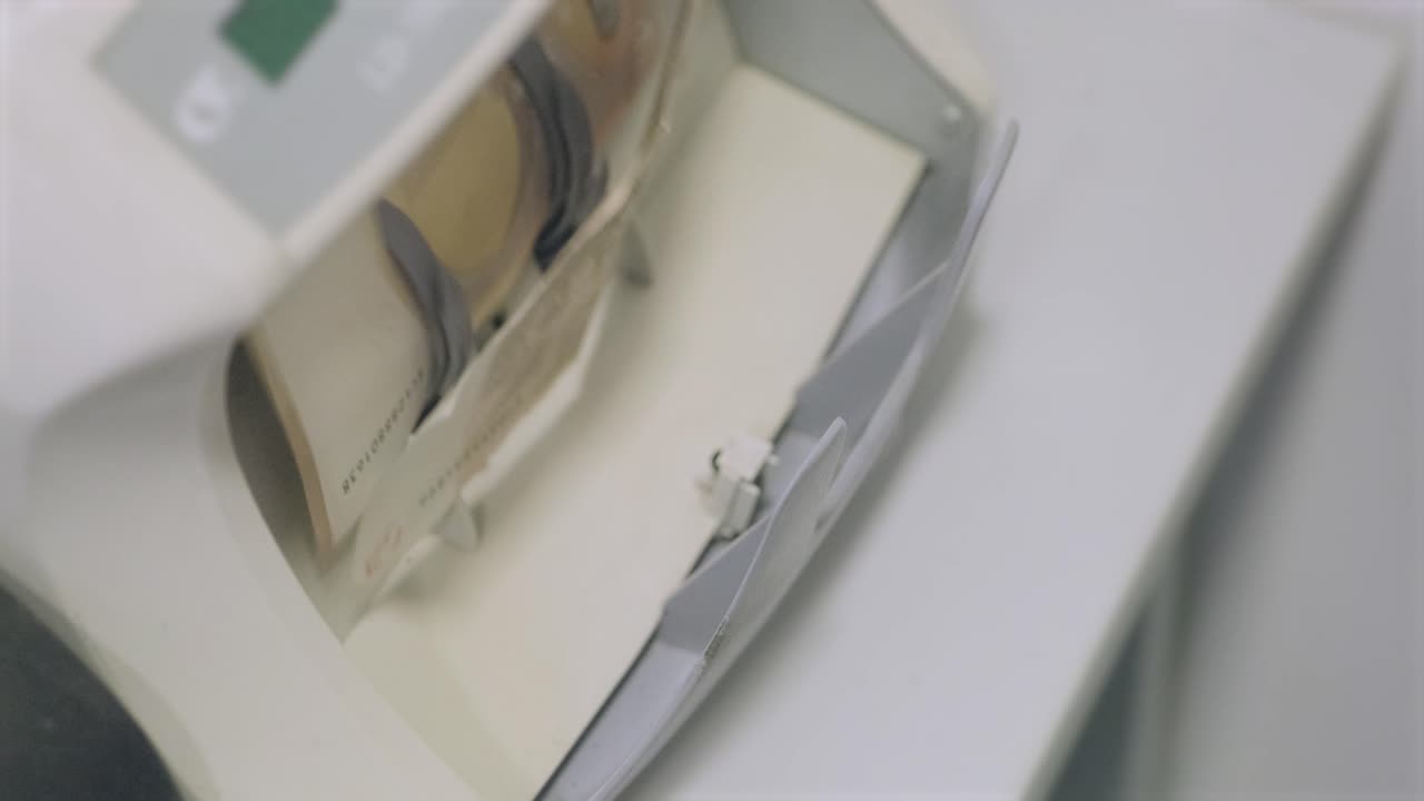 la máquina calculadora cuenta los billetes en euros en miles de euros